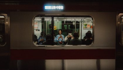 现代都市女性在咖啡馆独自阅读，窗外城市背景，画面呈现中年女性独立自主的当代形象与审美气质