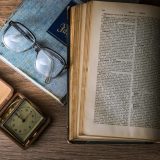 陈明远，社会学研究员，性别与媒体研究方向，戴眼镜学者形象，大学办公室背景
